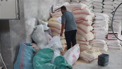 ضبط مصنع أعلاف بدون ترخيص بالقنطرة غرب الإسماعيلية (صور)