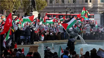 تظاهرة حاشدة أمام مقر قناة تلفزيونية في فرنسا احتجاجا على إجرائها مقابلة مع نتنياهو (فيديو)