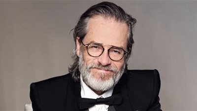  Vanity Fair تعتذر عن حذف دبوس فلسطين من صورة الممثل غاي بيرس