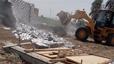  إزالة 5 حالات تعد على أراض زراعية بإسنا في الأقصر 