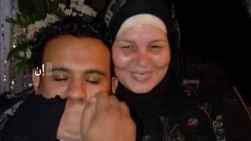 محمود الليثي ووالدته،