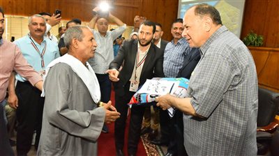 محافظ أسيوط يسلم 309 من حجاج الجمعيات الأهلية تأشيرات السفر وملابس الإحرام (فيديو وصور)