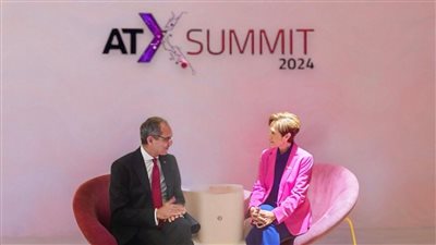 وزير الاتصالات يبحث مع نظيرته السنغافورية تعزيز التعاون المشترك