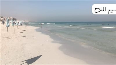 إقبال متوسط على شواطئ الإسكندرية رغم رفع الرايات الخضراء (صور)