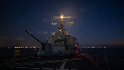 الجيش الأمريكي: الحوثيون أطلقوا صاروخين باليستيين و5 مسيرات بخليج عدن والبحر الأحمر