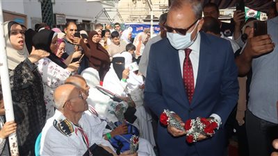 محافظ القليوبية يودع حجاج أول فوج بالورود (صور) 