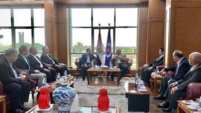 وزير البترول يلتقي محافظ السويس خلال افتتاح عدد من محطات الوقود 