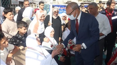 توديع أول فوج لحجاج القليوبية بدموع الفرحة والزغاريد (فيديو)