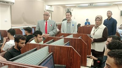 رئيس جامعة الأقصر يتفقد لجان الامتحانات بالكليات 