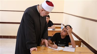  بدء امتحان البلاغة لطلاب القسم الأدبي للثانوية الأزهرية 