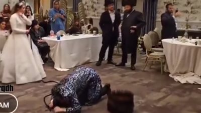 أب يربط عروس ابنه، طقوس غريبة لمغني يهودي في زفاف نجله (فيديو) 