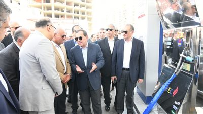 طارق الملا يفتتح محطتي غاز طبيعي في السويس 