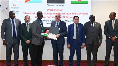 وزير الري يكرم 24 من كبار خريجي معهد بحوث الهيدروليكا بدول حوض النيل 