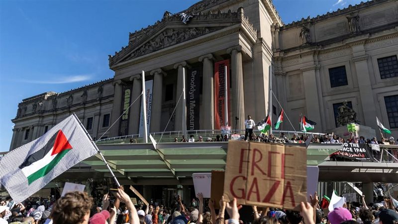 داعمون لفلسطين يحتلون