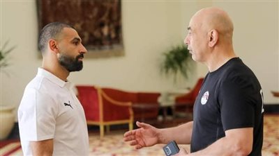 محمد صلاح يصل معسكر منتخب مصر، وصورة تذكارية مع التوأم