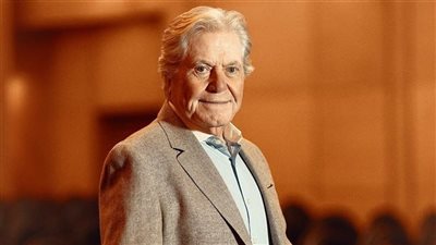 حسين فهمي يغادر مهرجان الجونة لتشييع جثمان شقيقه مصطفى