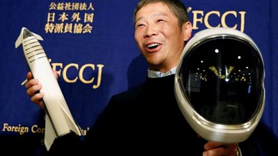 ملياردير ياباني يلغي أول رحلة خاصة حول القمر