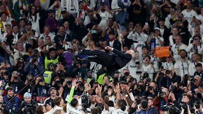 شاب في العشرين، أنشيلوتي يرقص مع نجوم ريال مدريد احتفالا بالتتويج بأبطال أوروبا (فيديو)