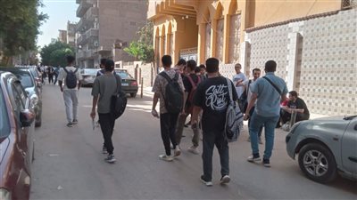 توافد طلاب الأدبي للثانوية الأزهرية على لجان امتحان مادة الفقه (صور)