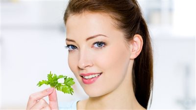 فوائد البقدونس، لحل مشاكل البشرة والشعر