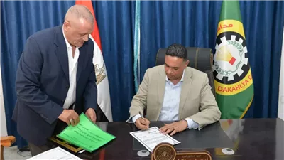 محافظ الدقهلية يهنئ أوائل الشهادة الإعدادية تليفونيا بعد الاعتماد (صور)