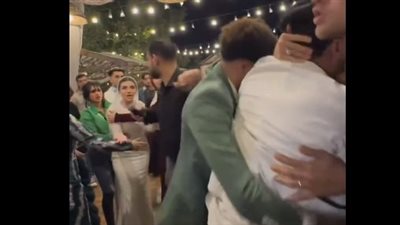 مقطع صادم لعروسين يتشاجران ليلة زفافهما بسبب أغنية، والنشطاء يكشفون الحقيقة (فيديو)