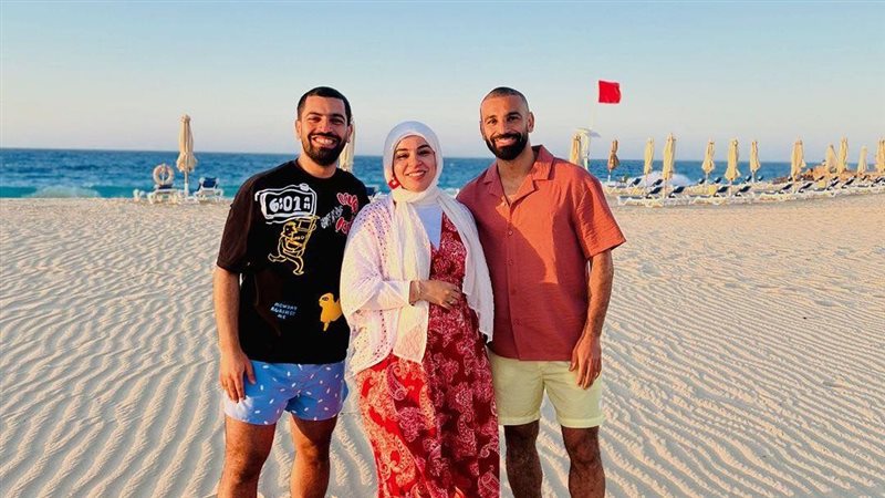 محمد صلاح رفقة العائلة،