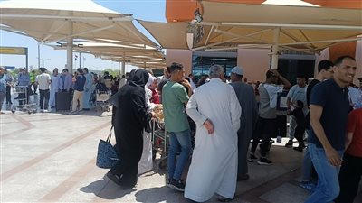 توافد حجاج الجمعيات الأهلية على مطار القاهرة للسفر إلى الأراضي المقدسة