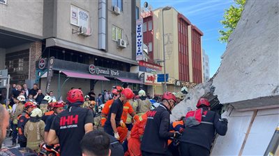 مصرع وإصابة 9 أشخاص في انهيار مبنى بإسطنبول (فيديو وصور)