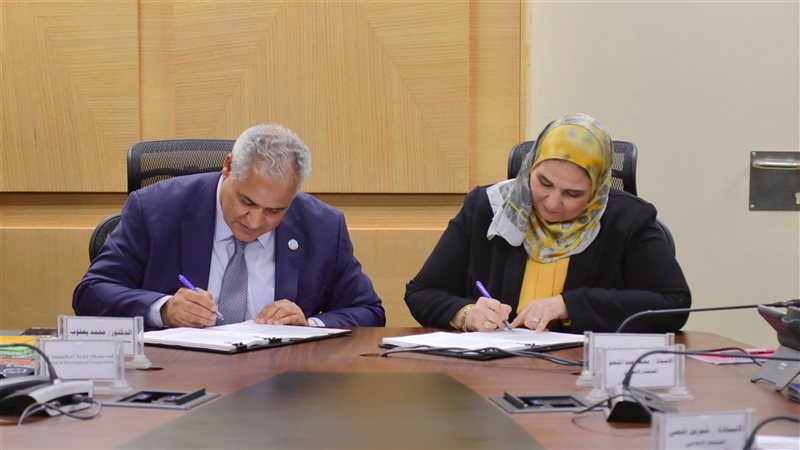 جانب من توقيع اتفاقية