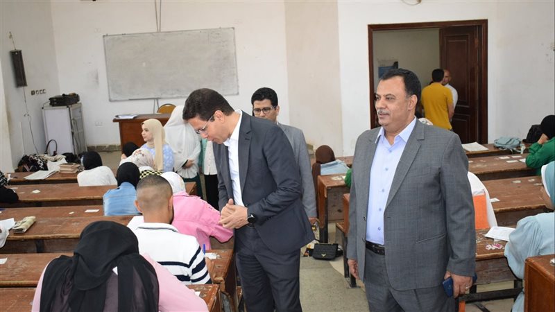 رئيس جامعة بنها خلال