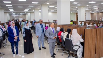 رئيس جامعة طنطا يتفقد امتحانات آخر العام بكلية الصيدلة 