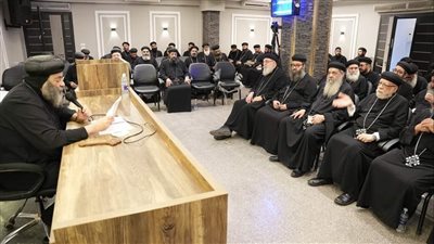 الأنبا فيلوباتير يناقش مع كهنة إيبارشية أبوقرقاص ترتيبات الخدمة