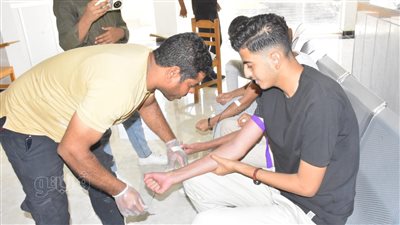 طلاب سياحة وفنادق يتبرعون بالدم لمرضى السرطان بأورام الأقصر (صور)