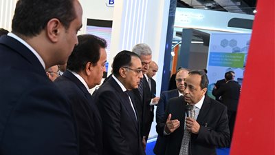 بعد تقديم استقالة الحكومة، رئيس الوزراء يتفقد المعرض الطبي الأفريقي الثالث