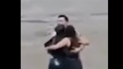 العناق الأخير، لحظة ابتلاع السيول 3 أصدقاء بشكل مؤلم في إيطاليا (فيديو)