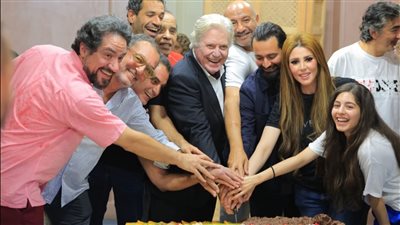حسين فهمي يحتفل مع أبطال قصر الباشا بانطلاق تصوير الفيلم (صور)