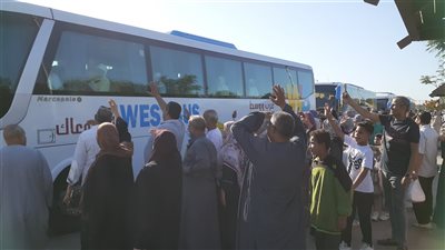 نائب محافظ قنا يودع أول فوج من حجاج الجمعيات الأهلية قبل سفرهم لبيت الله الحرام