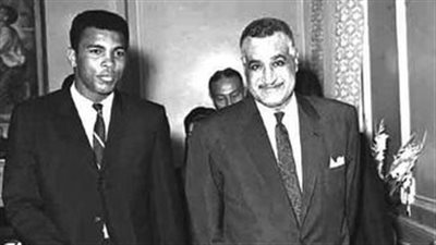 محمد علي كلاي أسطورة الضربة القاضية.. أسلم على يديه 2 مليون أمريكي.. أنشأ مركز إسلامي في شيكاغو.. وحكم عليه بالسجن لهذا السبب 