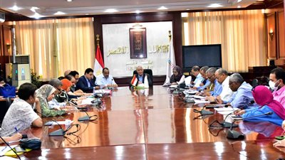 محافظ الأقصر يناقش آخر مستجدات العمل في قانون التصالح الجديد