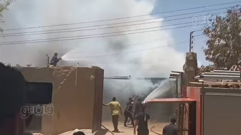 إخماد حريق في ورشة