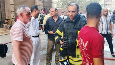 رئيس حي الهرم يعاين آثار حريق مخزن باللبيني (صور)