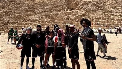 فريق كرة السلة الاستعراضي الأمريكي هارلم جلوبتروترز يزور منطقة أهرامات الجيزة
