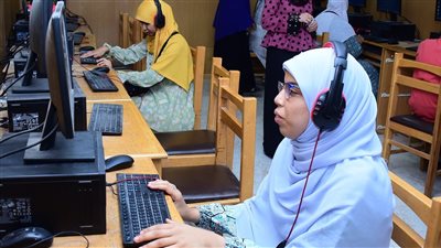 ذوي الإعاقة البصرية يؤدون الامتحانات إلكترونيًا بمركز نور البصيرة بجامعة سوهاج 