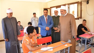 محافظ مطروح يتفقد امتحانات الثانوية الأزهرية (صور)