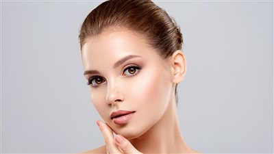 مسحة خفيفة من هذه الكريم تعزز نضارة بشرتك وتغنى عن المكياج 