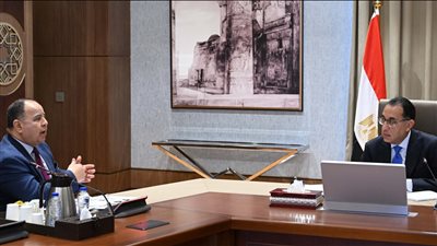 رئيس الوزراء يتابع الموقف التنفيذي للإفراج الجمركي عن البضائع في الموانئ 