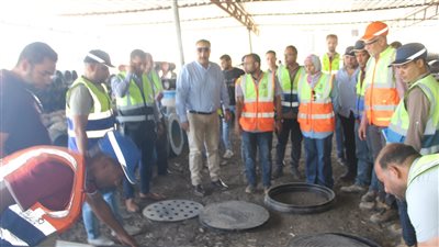 رئيس مياه الأقصر يتفقد محطة رفع صرف صحى الشغب