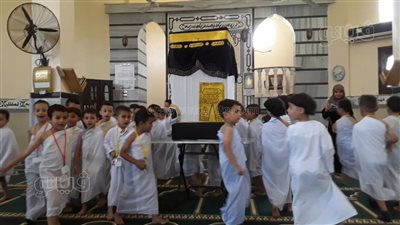 بملابس الإحرام، تعليم الأطفال مبادئ الحج بمسجد العزيز بالله في بني سويف (صور)