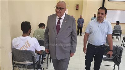 رئيس جامعة الأقصر يتابع سير الامتحانات بكلية السياحة والفنادق (صور)